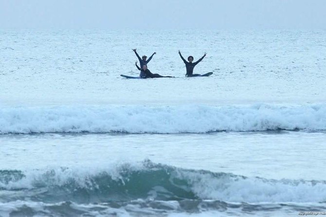 2 hours surf lesson in Agadir - Getting fitted with a wetsuit and board