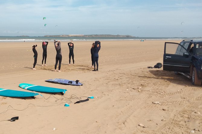 2h surfing in uncrowded spots - Entering the water with an instructor nearby