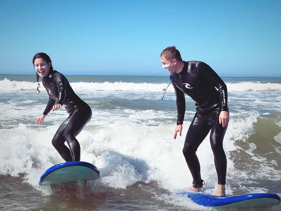 Beginners friendly surf in nice spots - Wetsuits, boards, and the beach setup