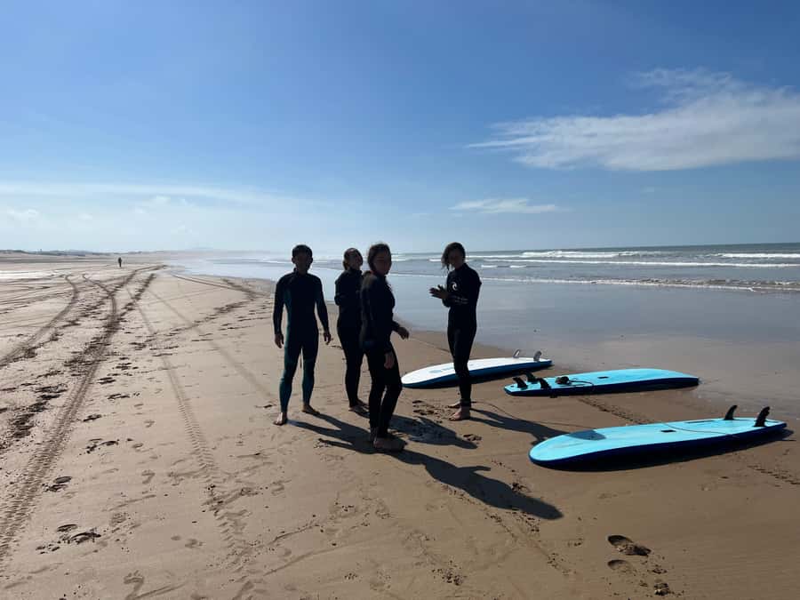 Beginners friendly surf in nice spots - The dry-land lesson: learning the movement first