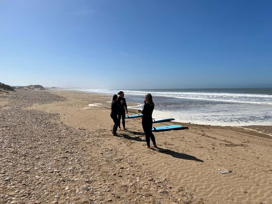 Beginners friendly surf in nice spots - The instructors and teaching style