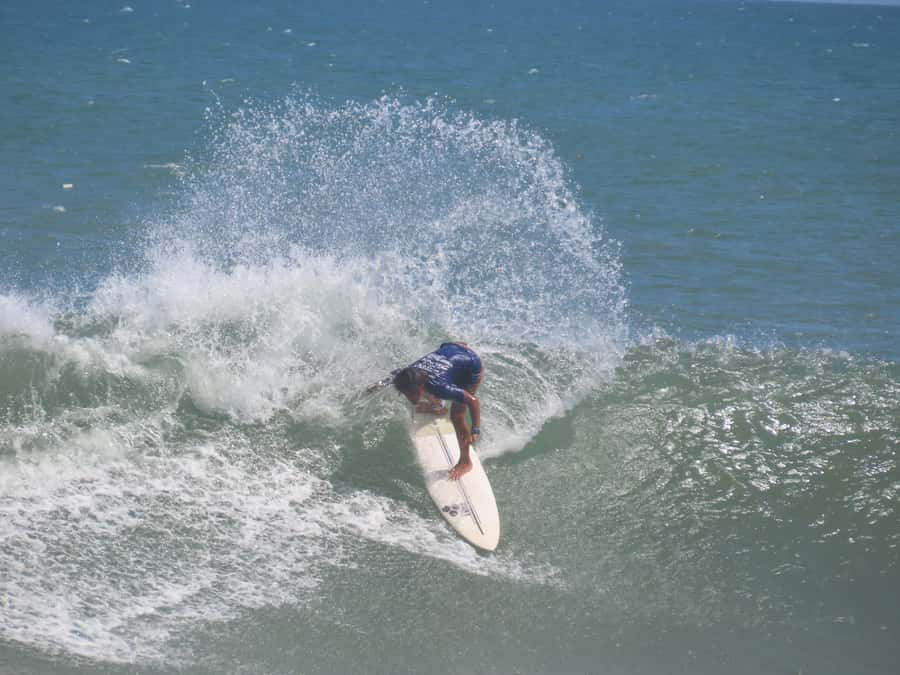 Best Surf Lesson around Uluwatu - Why Balangan Beach Works for a First Surf Lesson