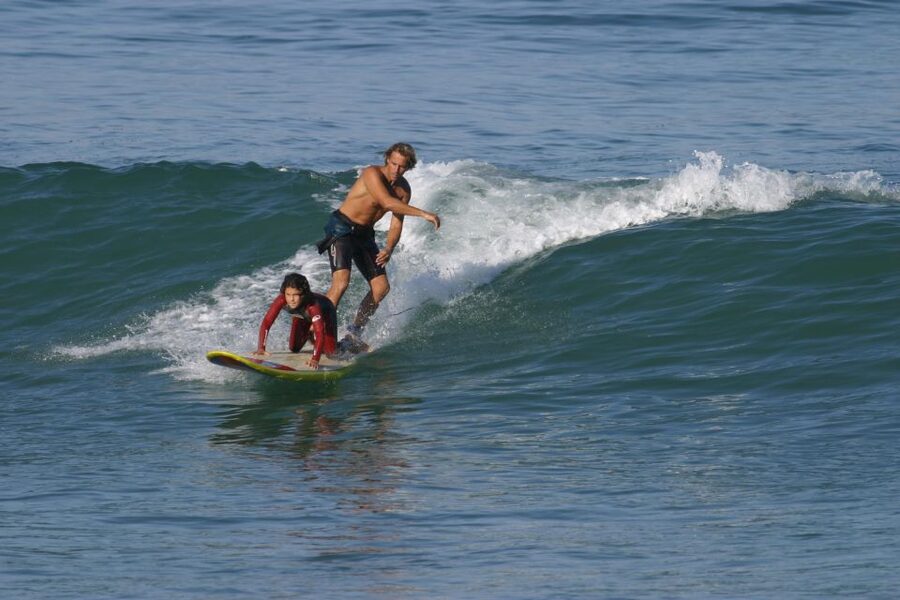 Biarritz : Cours de surf sur la côte Basque. - The setting versus the crowd factor