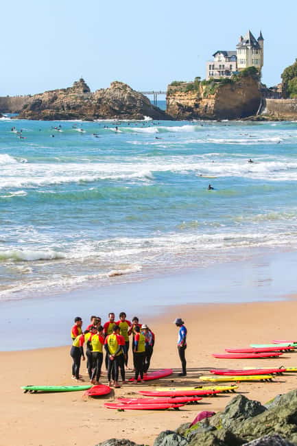 Biarritz: Surf lessons on the Côte des Basques beach - Boards, wetsuits, and the small comforts