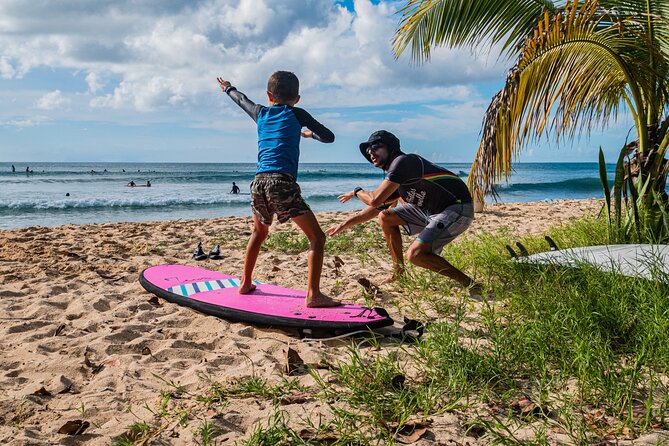 Come and learn to surf at the best surf spots in Guadeloupe. - Why a six-person group makes a difference