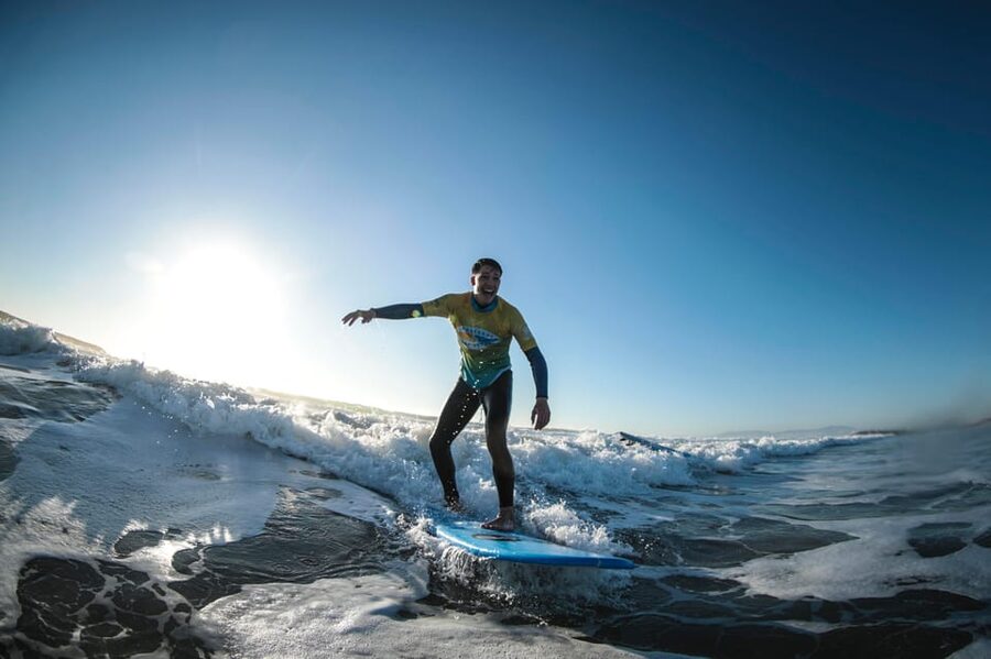 Costa da Caparica: Sunset Surf Lesson - Learning to ride waves at sunset