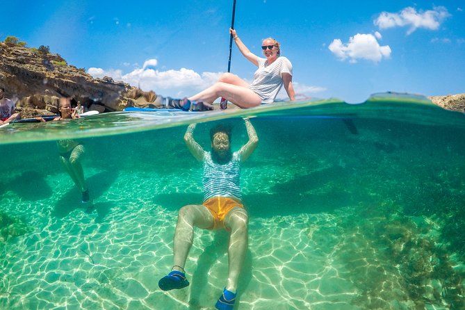 Discover the best corners of the island in paddle surf - Getting ready at the beach