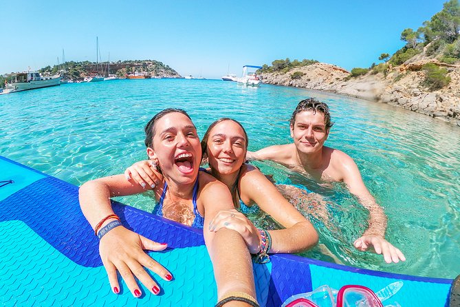 Discover the best corners of the island in paddle surf - Who will enjoy this morning most