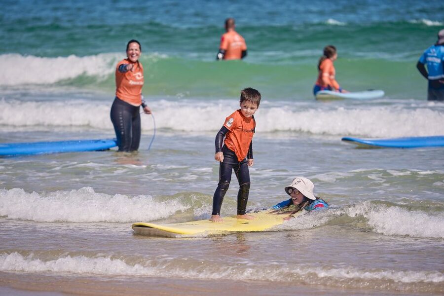 Family/children surf lesson - The first ten minutes: warm-up on the beach