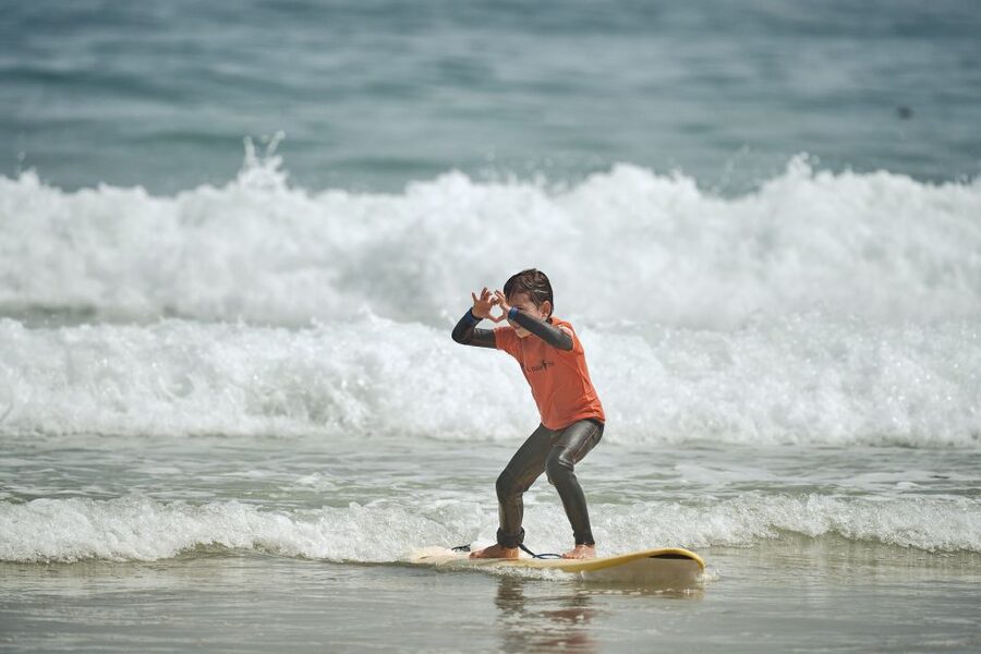 Family/children surf lesson - Getting ready in the wetsuit