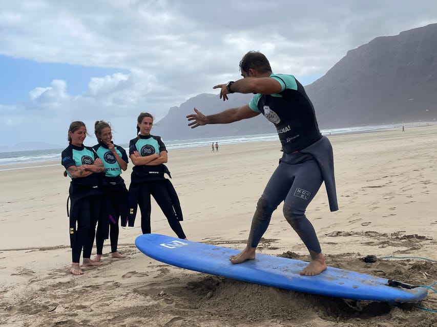 Lanzarote: dynamic surf lessons with friends or private lessons in Famara - The warm-up sets the tone