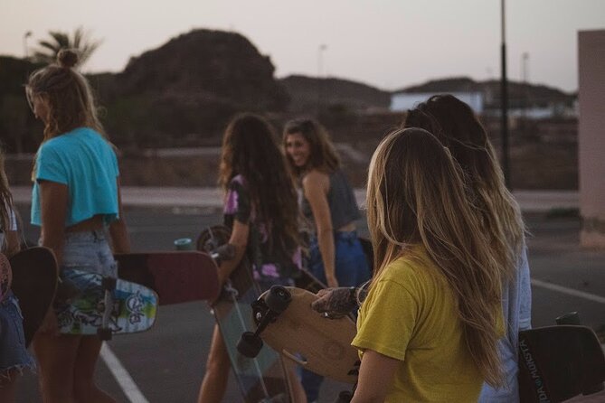 Lezioni di Surf per Beginner e Intermedi (6 persone a istruttore) - Equipment, transport, and water are included