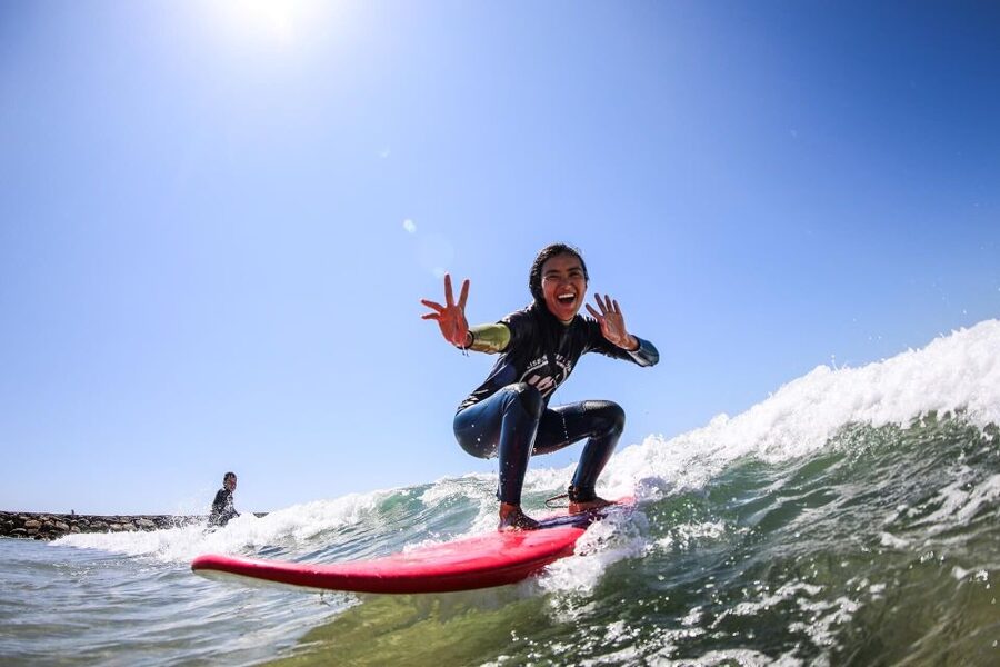 Lisbon: Capafórnia Surf Experience - From wetsuit to first waves