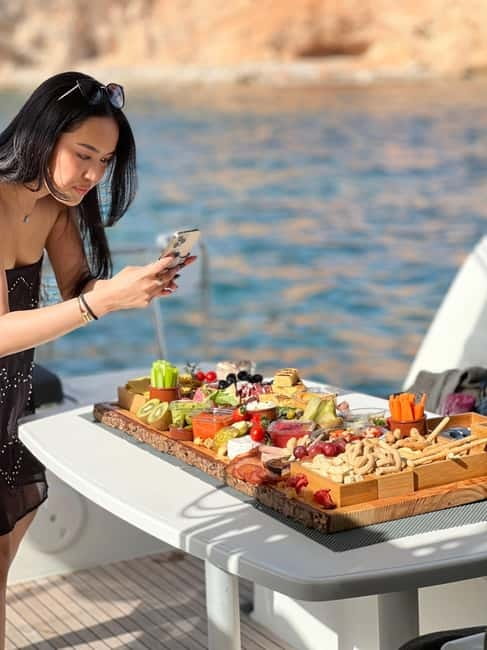 Majorca: Dinner aboard a private catamaran with snorkeling and paddle surfing - Setting out from Marina Palma Cuarentena
