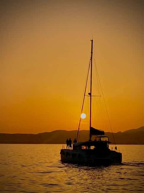 Majorca: Dinner aboard a private catamaran with snorkeling and paddle surfing - The short sail to dinner