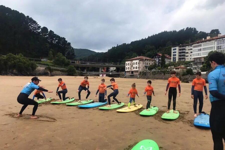 Mundaka: Surfing Course Initiation - Small groups, private lessons, and mixed expectations