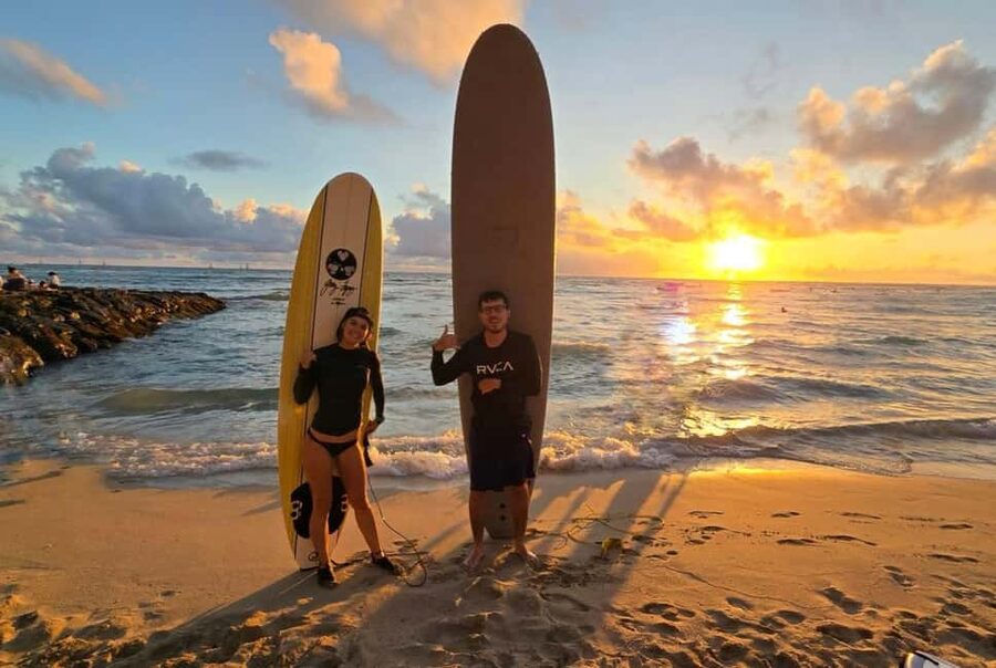 Oahu: Waikiki Beginner Private Surf Lesson- Female Guide - The 20 To 30 Minute Shore Lesson