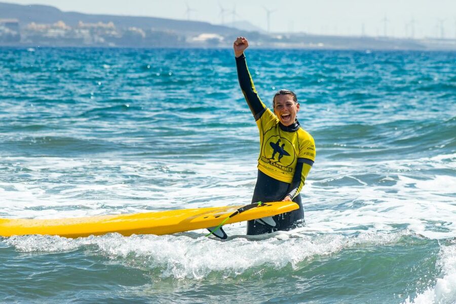 Playa del Inglés Maspalomas: High Quality Surf Classes - Getting fitted with board, wetsuit, and safety gear