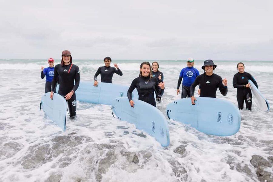 Raglan: Private Surf lesson 2:1 - Learning with a local Raglan surf school