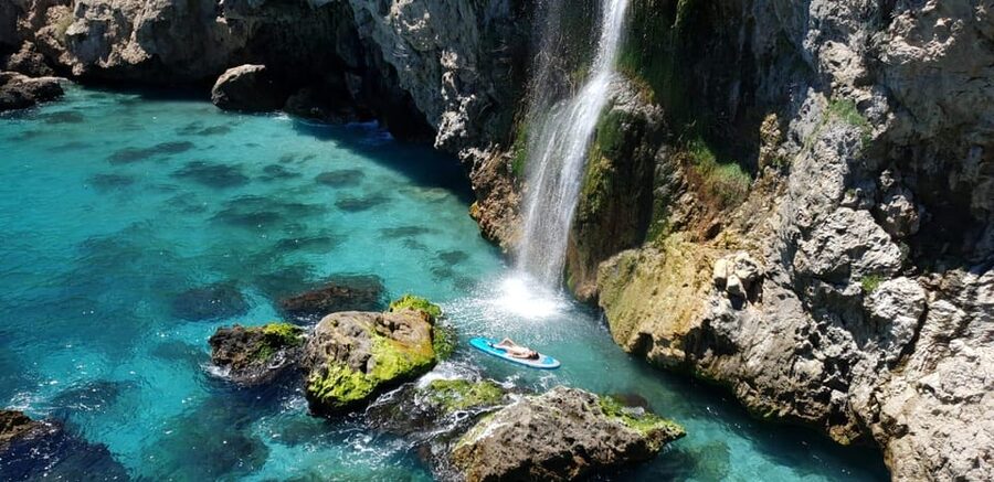 Ruta libre en paddel surf por la cascada de Nerja y Maro 😍 - Leaving Burriana Beach with the basics covered
