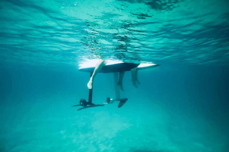 Saint Tropez: Learn how to Surf with an eFoil - The first 30 minutes: from lying down to standing
