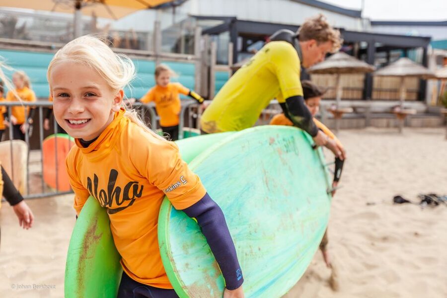 Scheveningen Beach: 1,5-Hour Surf Experience for Adults - Group lessons, private lessons, and the minimum size