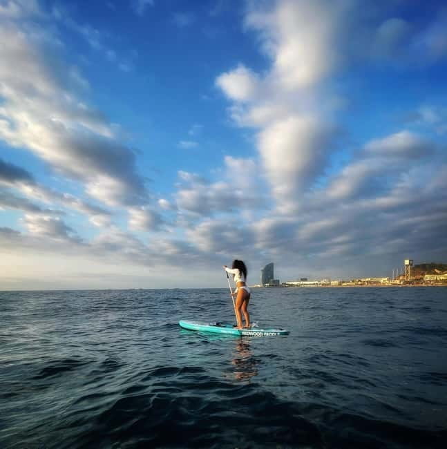 Sunset+paddle surf with music+fotos&videos Barceloneta+snack - Getting a beginner started on the board