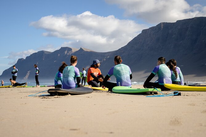 Surf Lesson for Beginners in Famara: Introduction in Surfing - The instructors and the feel of the school