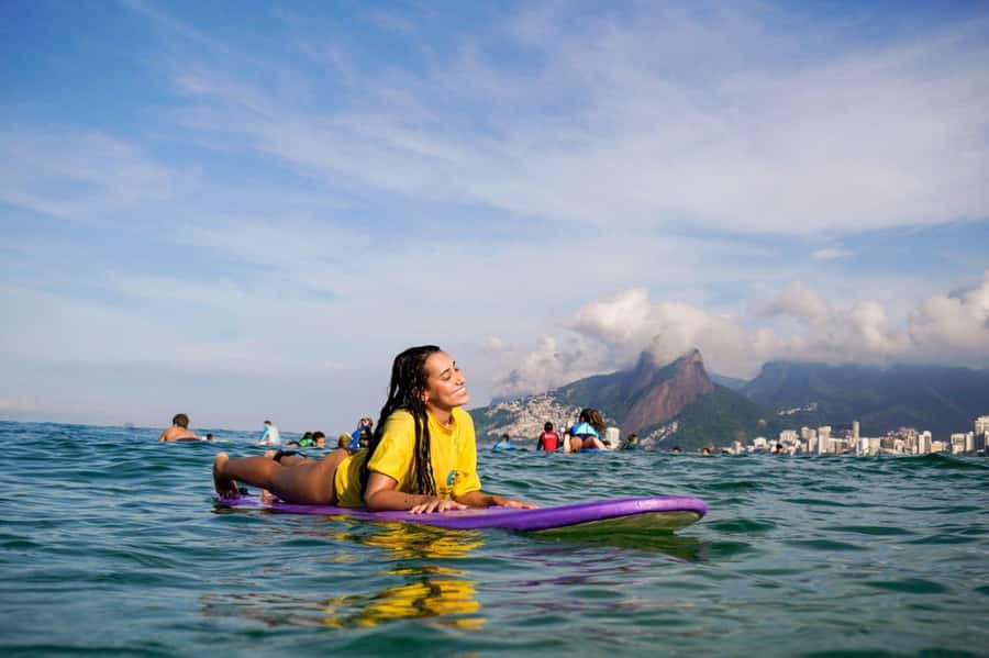 Surf lessons: in Arpoador in Ipanema. - Taking the board into the water