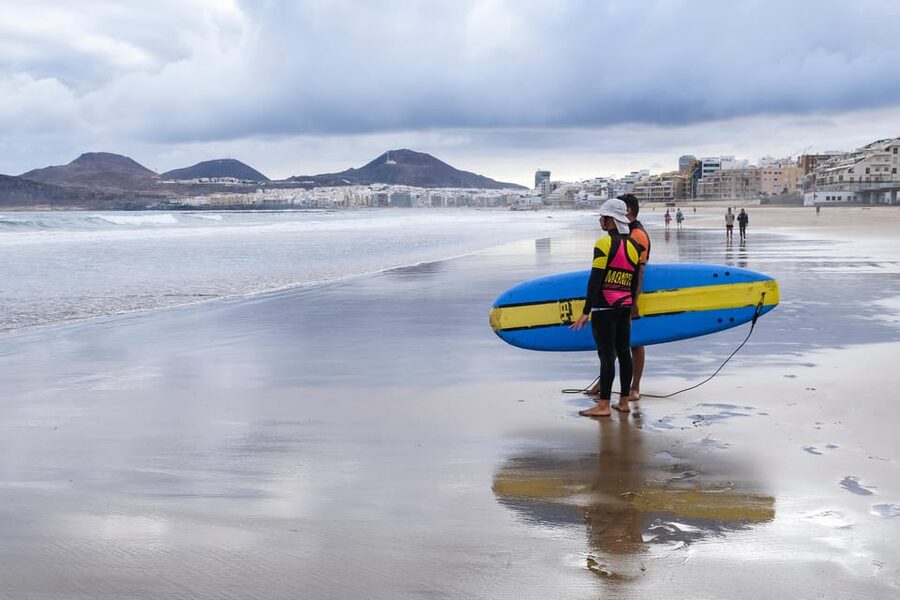 Surf lessons in Las Canteras Beach - Key points to know before booking