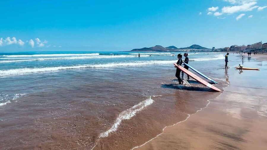 Surf lessons in Las Canteras Beach - Planning your day around tides and weather