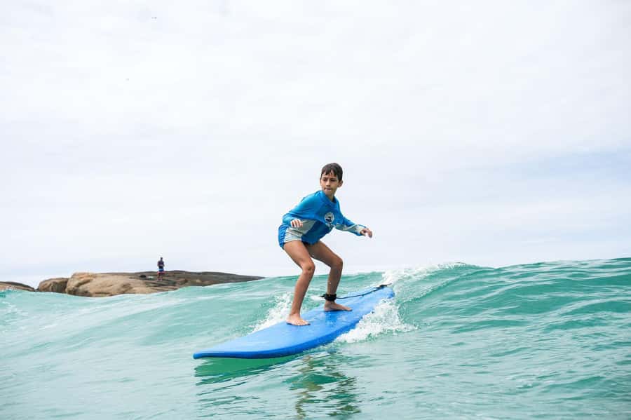 Surf lessons with local instructors in Copacabana/ipanema! - Catching waves and returning to the outside