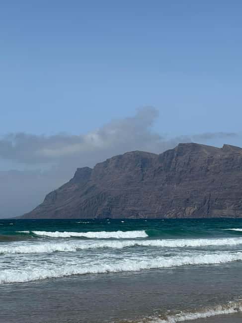 Surfing in Famara: 2 hours of pure excitement and nature - Why Famara makes a strong surf classroom
