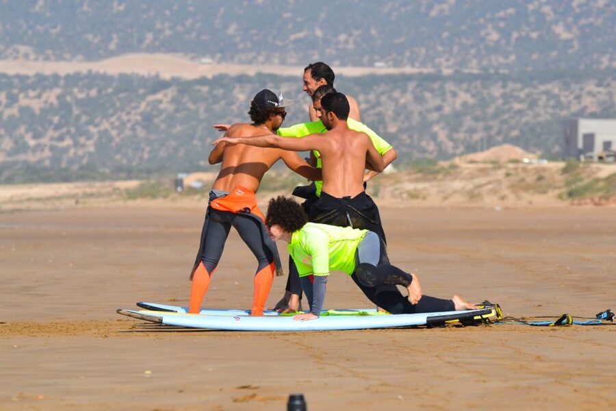 Taghazout: Beginner Surf Course with Free Session & Lunch - Who should book this experience?