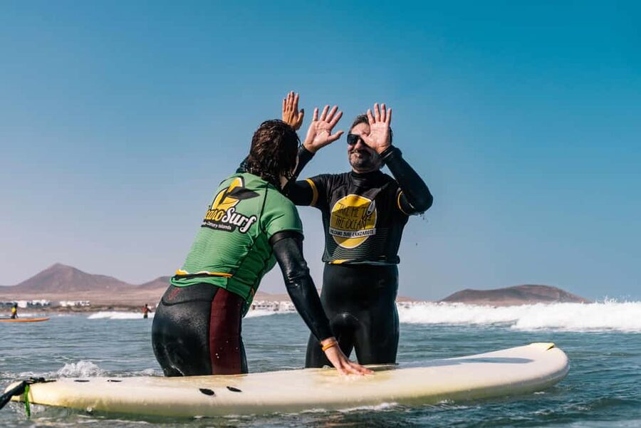 The Surftrip: A 2.5-hour morning surf session for beginners, intermediate surfers, and families. - Theory first, then small exercises on the sand